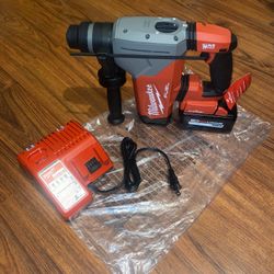 New Milwaukee OneKey M18 Brushless 1-1/8” SDS-Plus Rotary Hammer Drill  (2915-20) (1) 6.0 ah High Output (48-11-1862) (1) M18/M12 Charger 