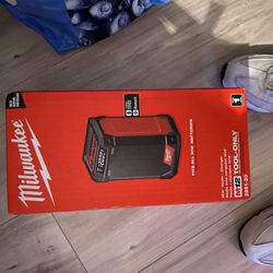 Milwaukee M12 12-Volt Lithium-lon Cordless Bluetooth/AM/FM Jobsite Radio with Charger
