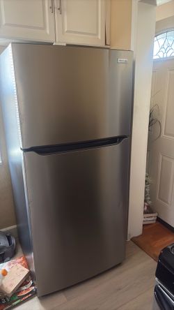 Frigidaire refrigerator (read description )