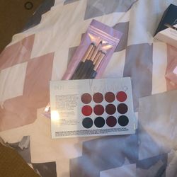 Eyeshadow Pallette And Brushes