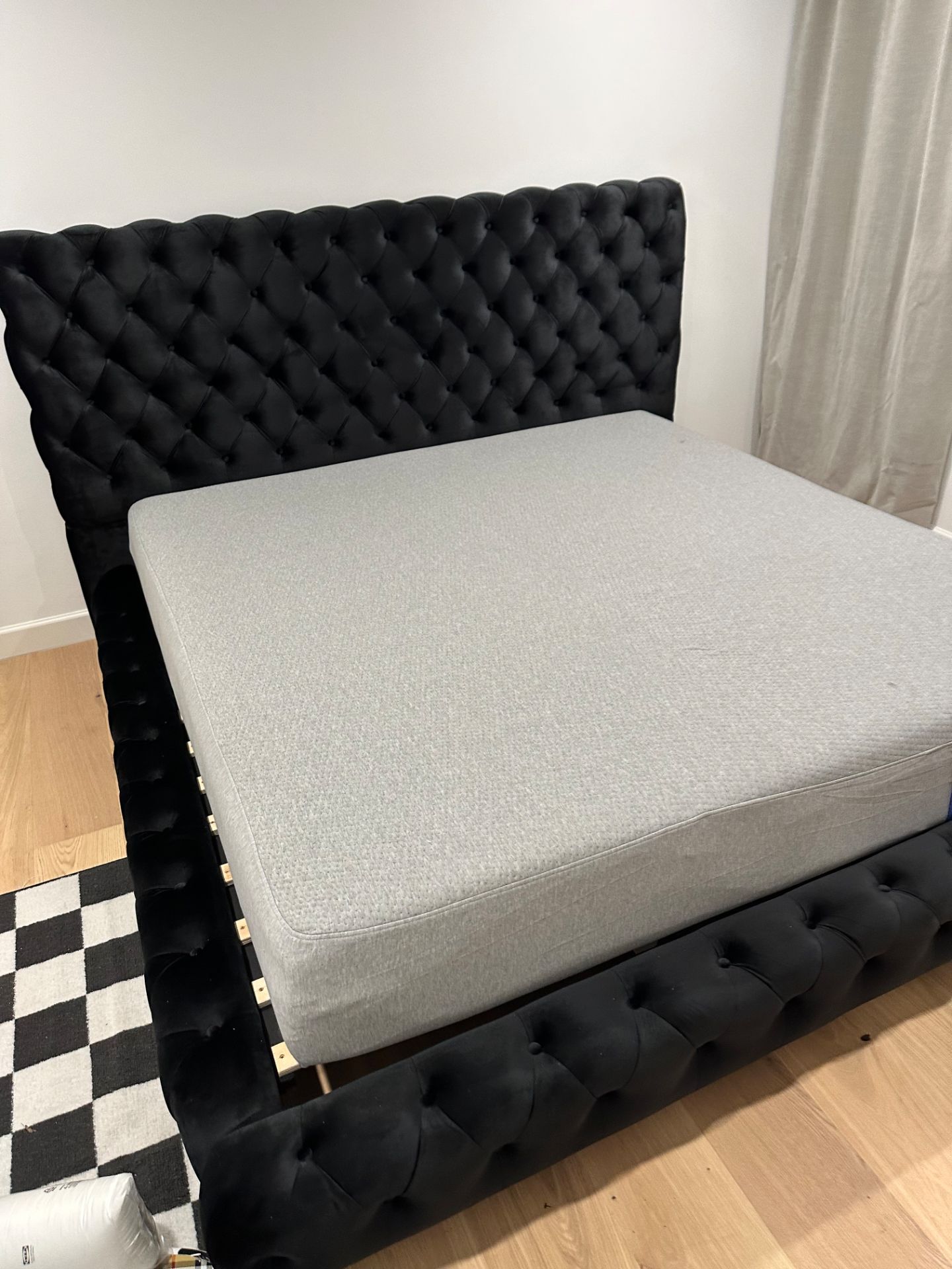 Black velvet queen size mattress including. Cama Queen size color negra Colchon incluido