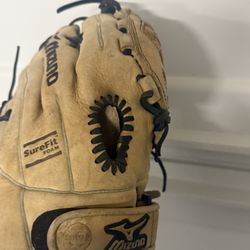 Mizuno  Glove