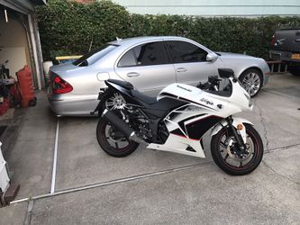 2011 kawasaki ninja 250 special edition..