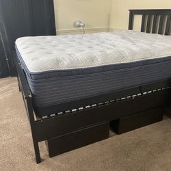 Queen Pillow Top Mattress IN GREAT CONDITION 