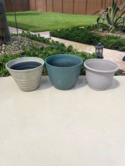 Set of 3 Resin planter pots