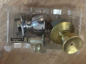 2 free door knobs