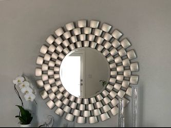 Wall mirror like new . Excellent condition
