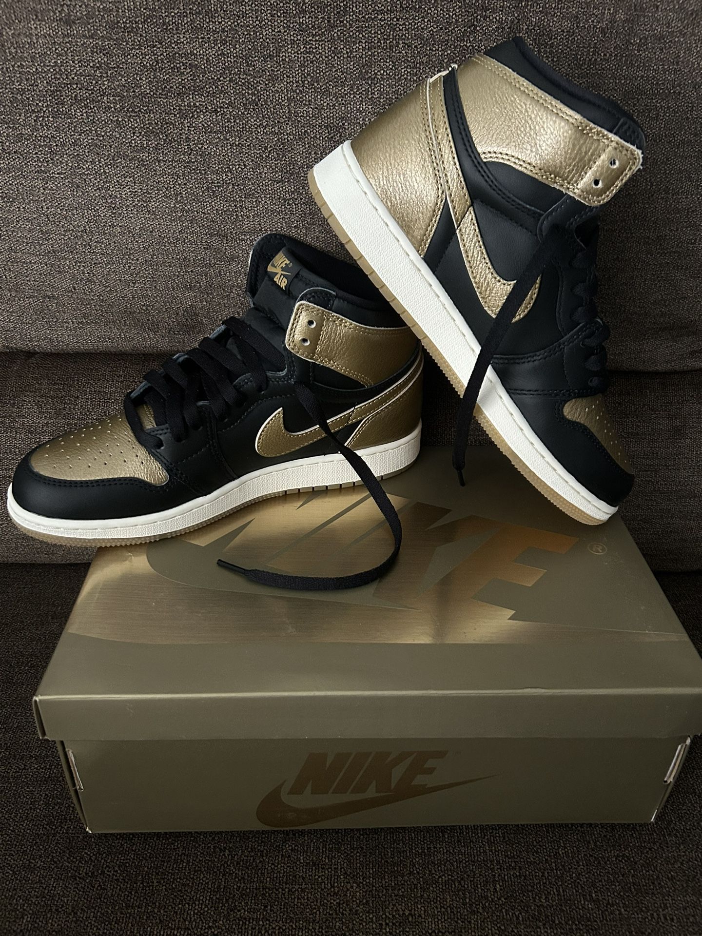 Air jordan retro high OG GS black/metallic gold Y