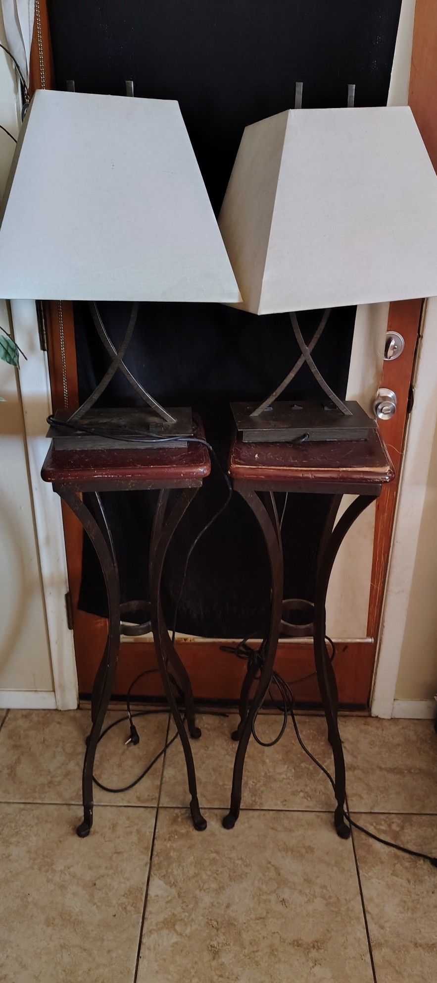 3ft Tall Stands W Lamps
