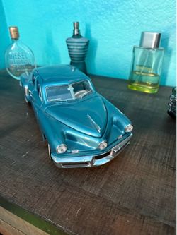 Road Signature 1:18 1948 Tucker Torpedo Diecast Car - Metallic Teal
