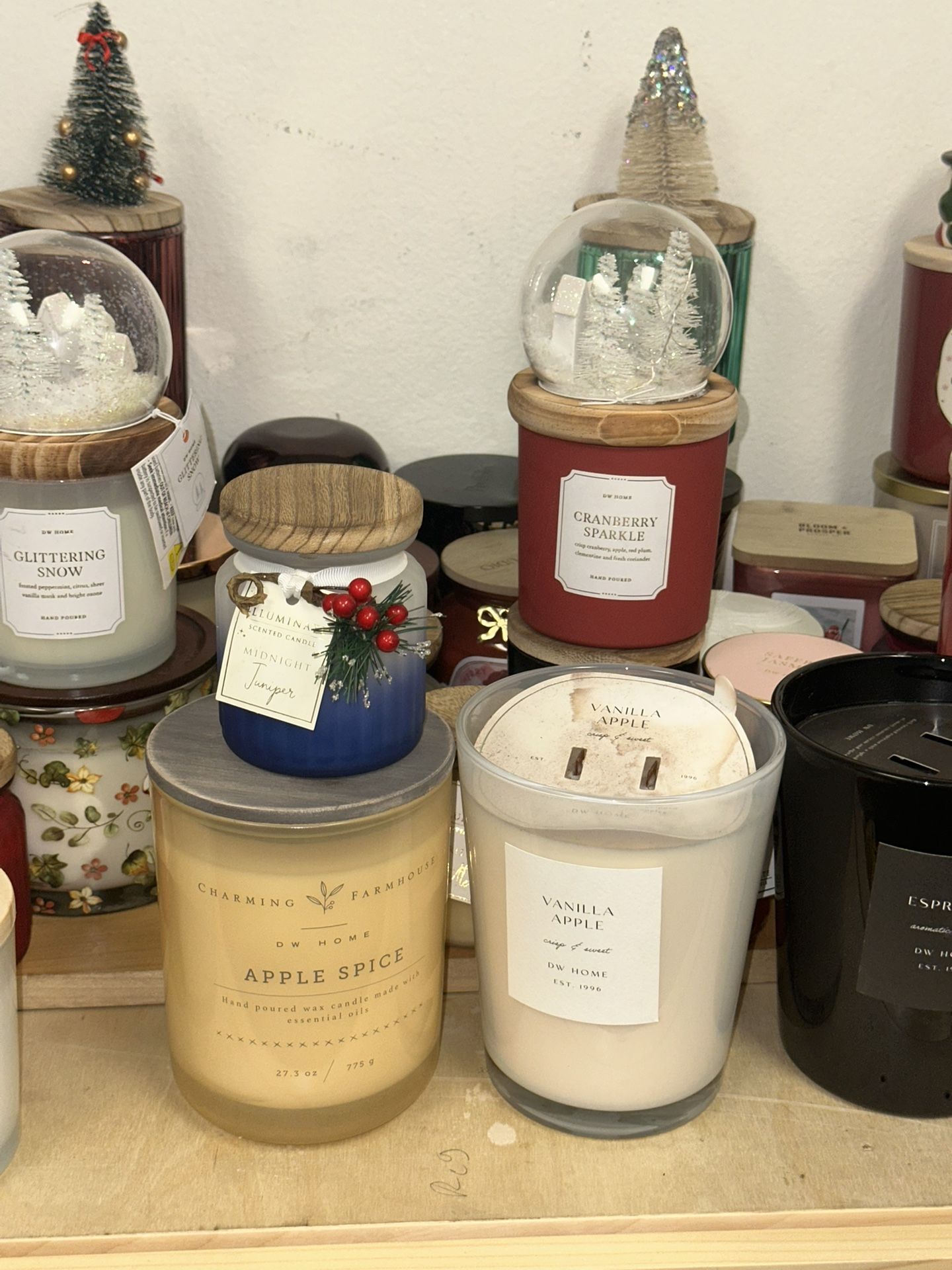 BEAUTIFUL HOLIDAY SEASON CANDLES 
