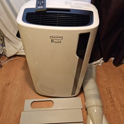 Clean Portable Air Conditioner/heater/dehumidifier DeLonghi 12500btu