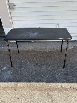 Folding table