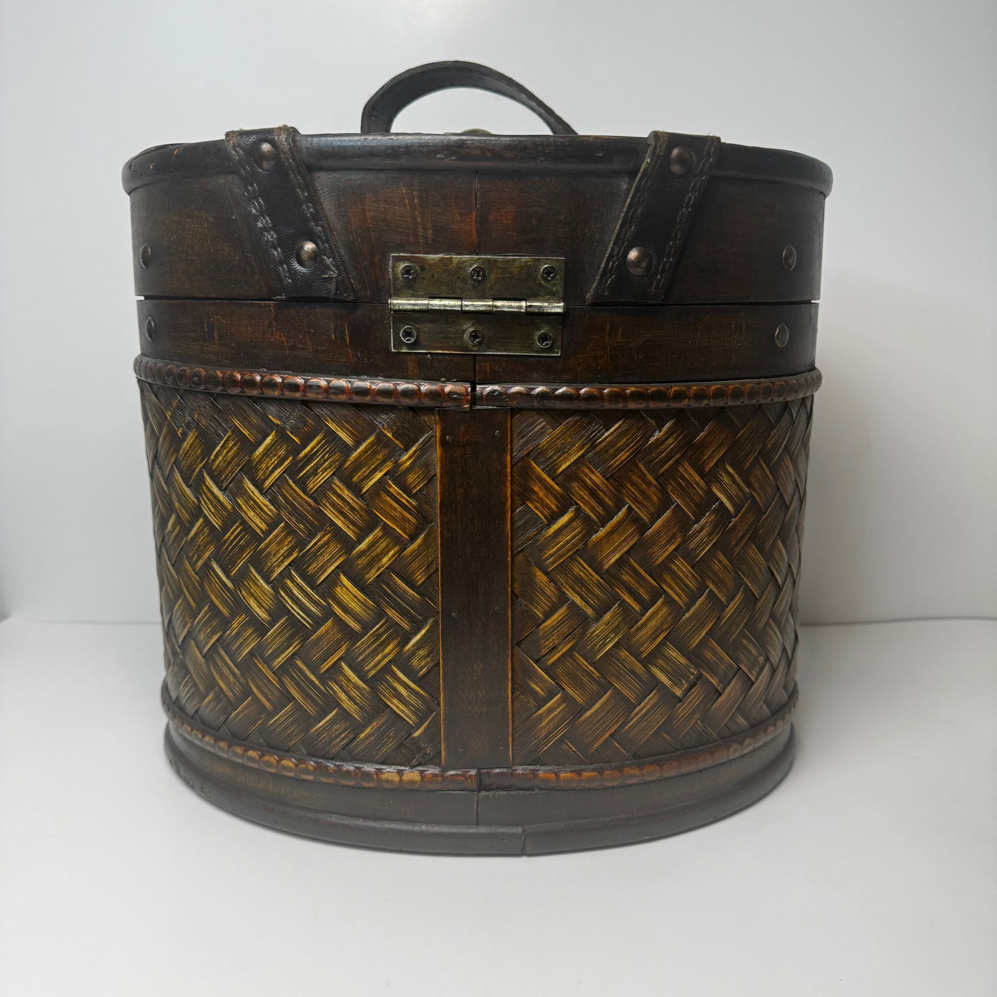 VINTAGE BROWN LEATHER & WOOD OVAL BOX WITH BUCKLE LEATHER STRAP HANDBAG, STORAGE VERY NICE GENTLY USED CONDITION. LEATHER IS IN VERY NICE CONDITION.