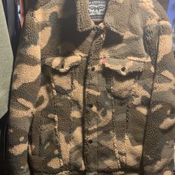 Men’s Large Levi Camo Sherpa Jacket New w/tags