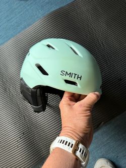 Ski/snowboard helmet