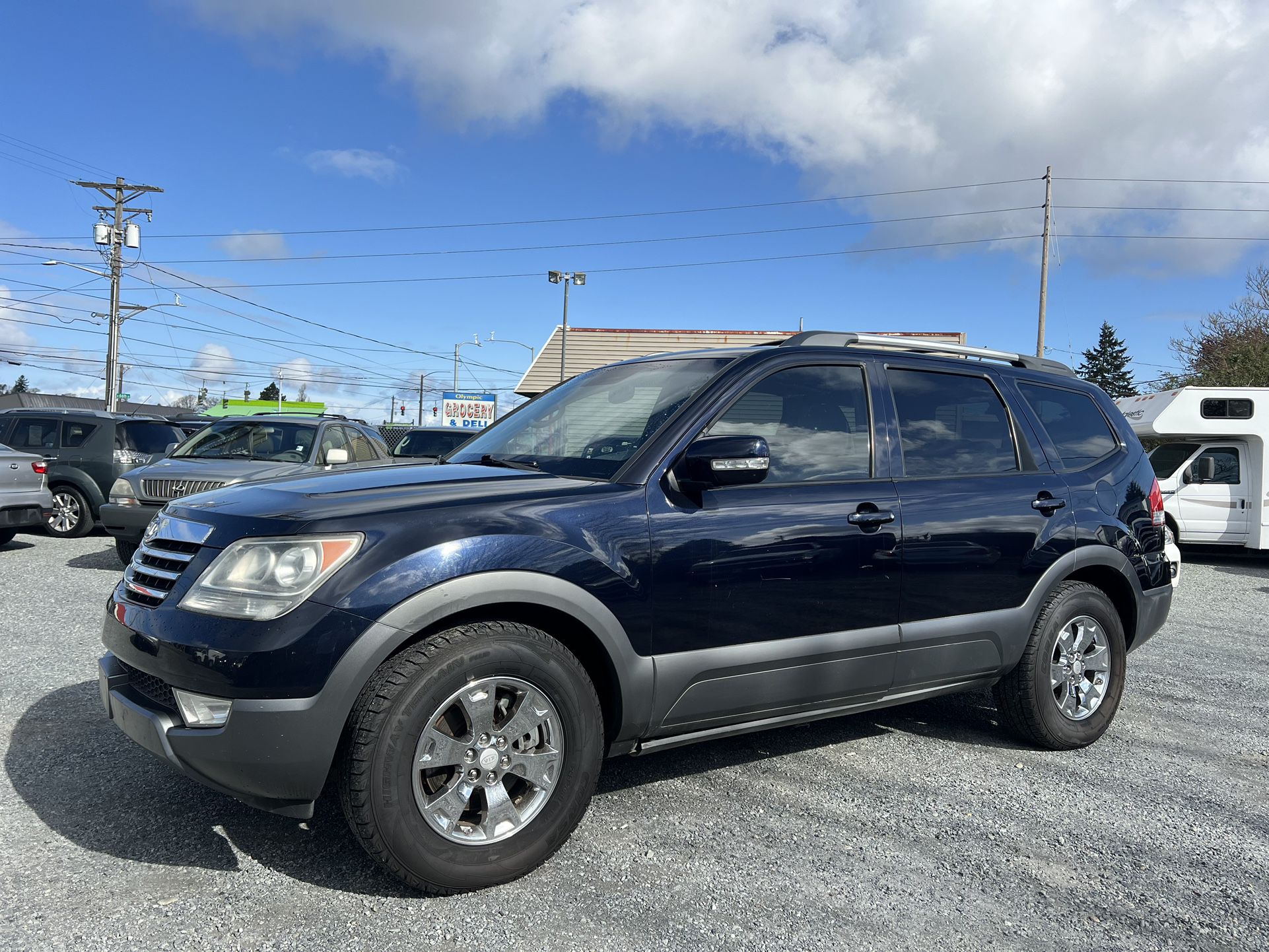 2009 Kia Borrego EX  V6 with auto transmission  Leather interior with 3rd row  Heated seats 229k miles Runs and drives great  Nice midsize suv  253-44