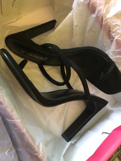 Shoe dazzle black heels