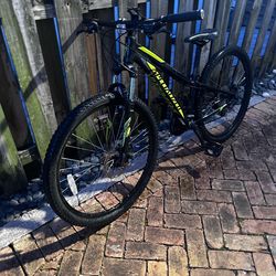 2017 Specialized Hardrock 650b Mountain Bike