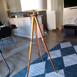 Tripod lamp with wood finish