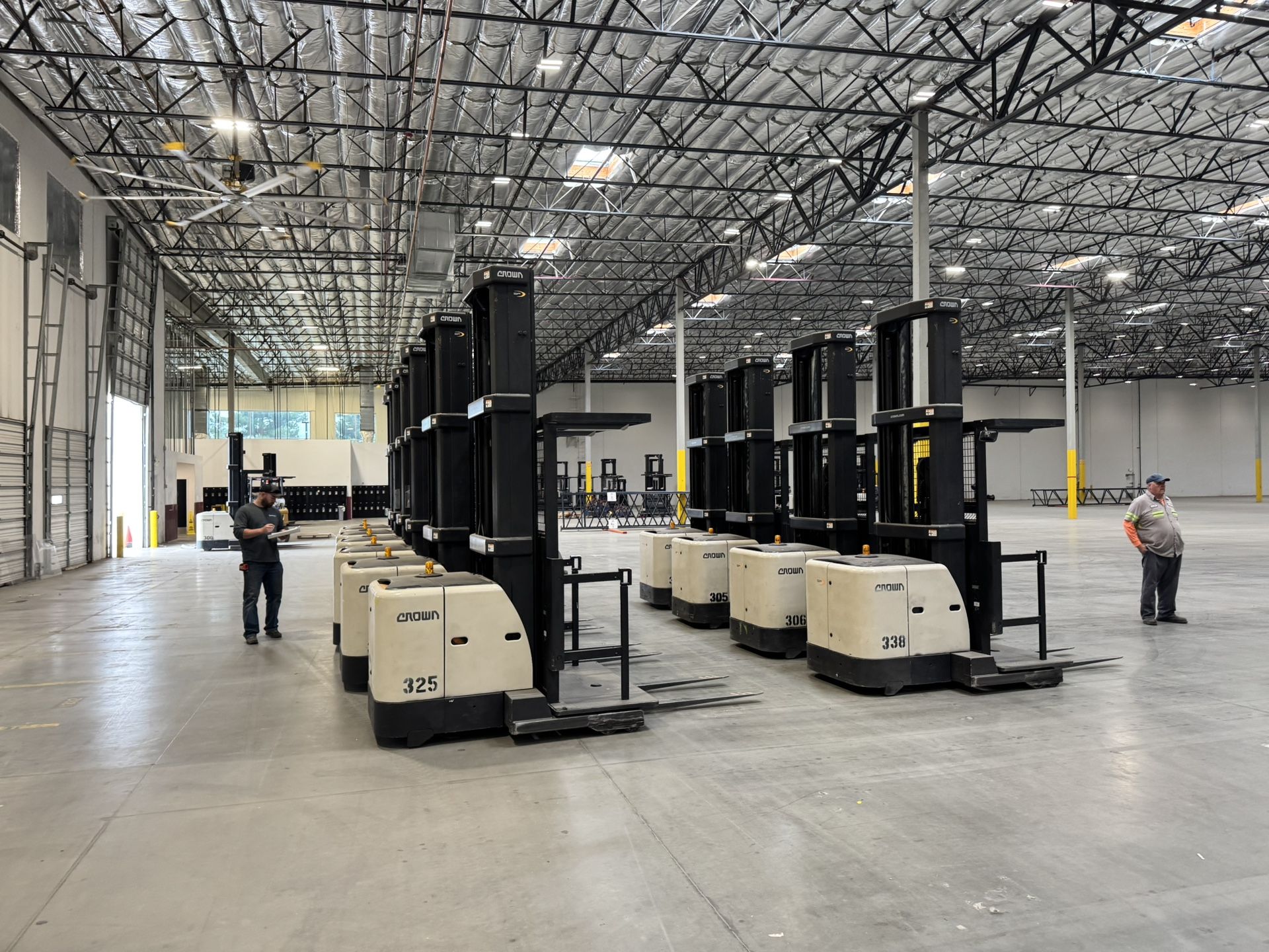 CROWN FORKLIFT ELECTRIC ORDER PICKER