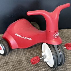 Radio Flyer Toddler Ride-On Trike w/ Storage – Red