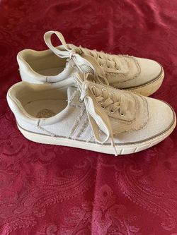 Size 8. Vince camuto fashion sneakers