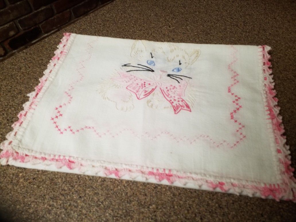 Vintage Kitten Table Or Dresser Runner