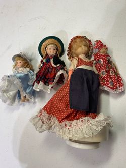 Lot of 4 Vintage Porcelain and Fabric Dolls pick up in Coral Springs 33071