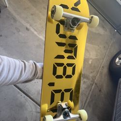 8.5 Skateboard In Gold 