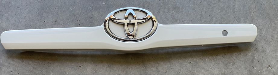 Toyota Camry LE -trunk garnish