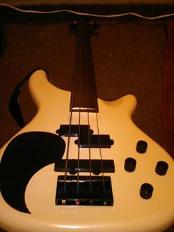 Fretless 4-String Bass Pearl white