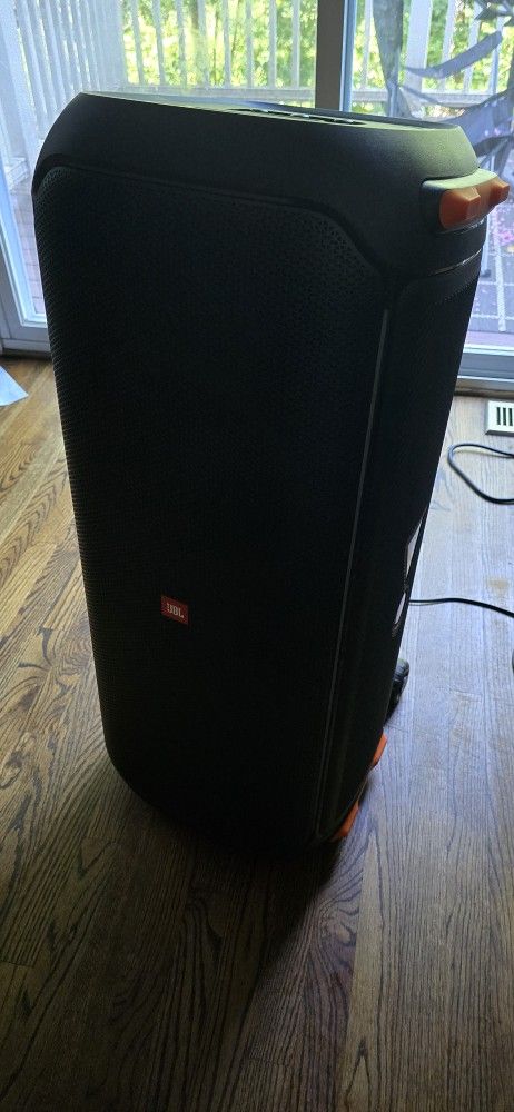 JBL PartyBox 710 + JBL Wireless Mics (2)