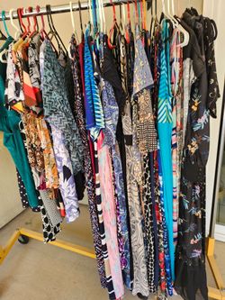 Womens dresses and tops approximately 34 pieces mostly 1x and 2x items lot bundle