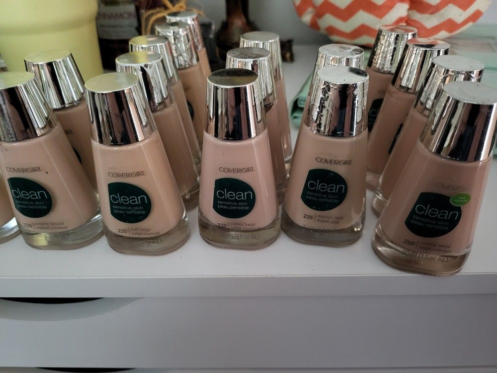 β¨ COVERGIRL Clean Foundation Lot β 30 Bottles β¨