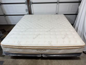 Saatva Classic Luxury Firm King Mattress - LIKE NEW! Delivery Available 