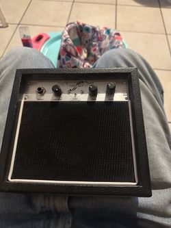 FIRST ACT PORTABLE GUITAR AMP