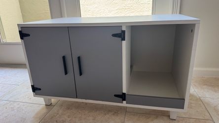 Cat litter box enclosed furniture
