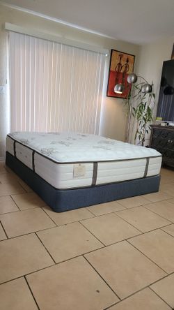 VERY NICE LIKE NEW QUEEN SIZE STEARNS AND FOSTER MATTRESS AND BOXSPRING FOR SALE! IN EXCELLENT CONDITION, FREE DELIVERY