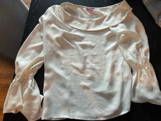 White Vince Camuto blouse with ruffled sleeves in size Small