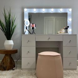 New Hollywod Make Up Vanity! Se Habla Español!