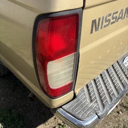 Parts nissan frontier 99 light back