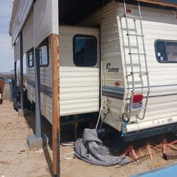 28" Fifth Wheel Camper . 