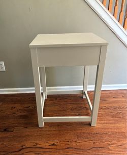 Off -white CornerTable
