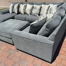 LIKE NEW ASHLEY FURNITURE GRAY SECTIONAL COUCH WITH OTTOMAN - DELIVERY AVAILABLE 🚚