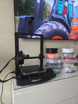 Creality Ender-3 V3 SE 3D printer. ​Quick Features ​Extruder: "Sprite" Direct Drive Extruder (compatible with PLA, PETG, and TPU). ​Leveling: CR Touch