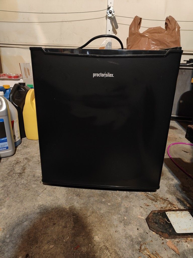 Proctor Silex Mini Fridge