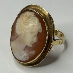 14K Yellow Gold Elegant Cameo Ring - Size 5