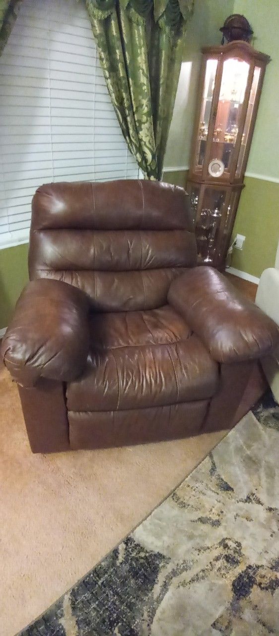 Free leather Couch & Lazyboy ! 