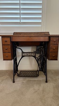 Vintage Singer Sewing Machine w/Cabinet